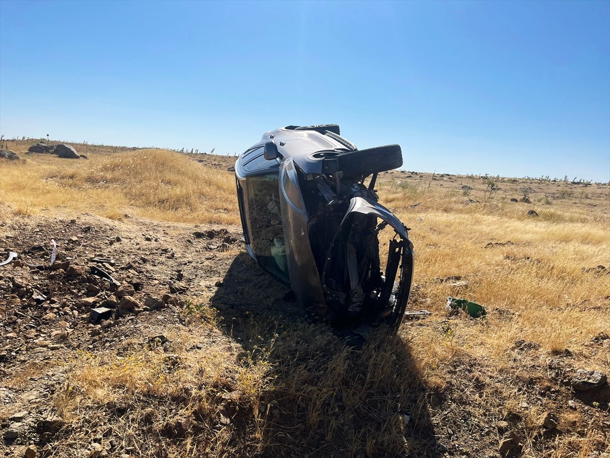 Şanlıurfa'nın Siverek ilçesinde otomobilin şarampole devrilmesi sonucu 1 kişi öldü, 1 kişi...