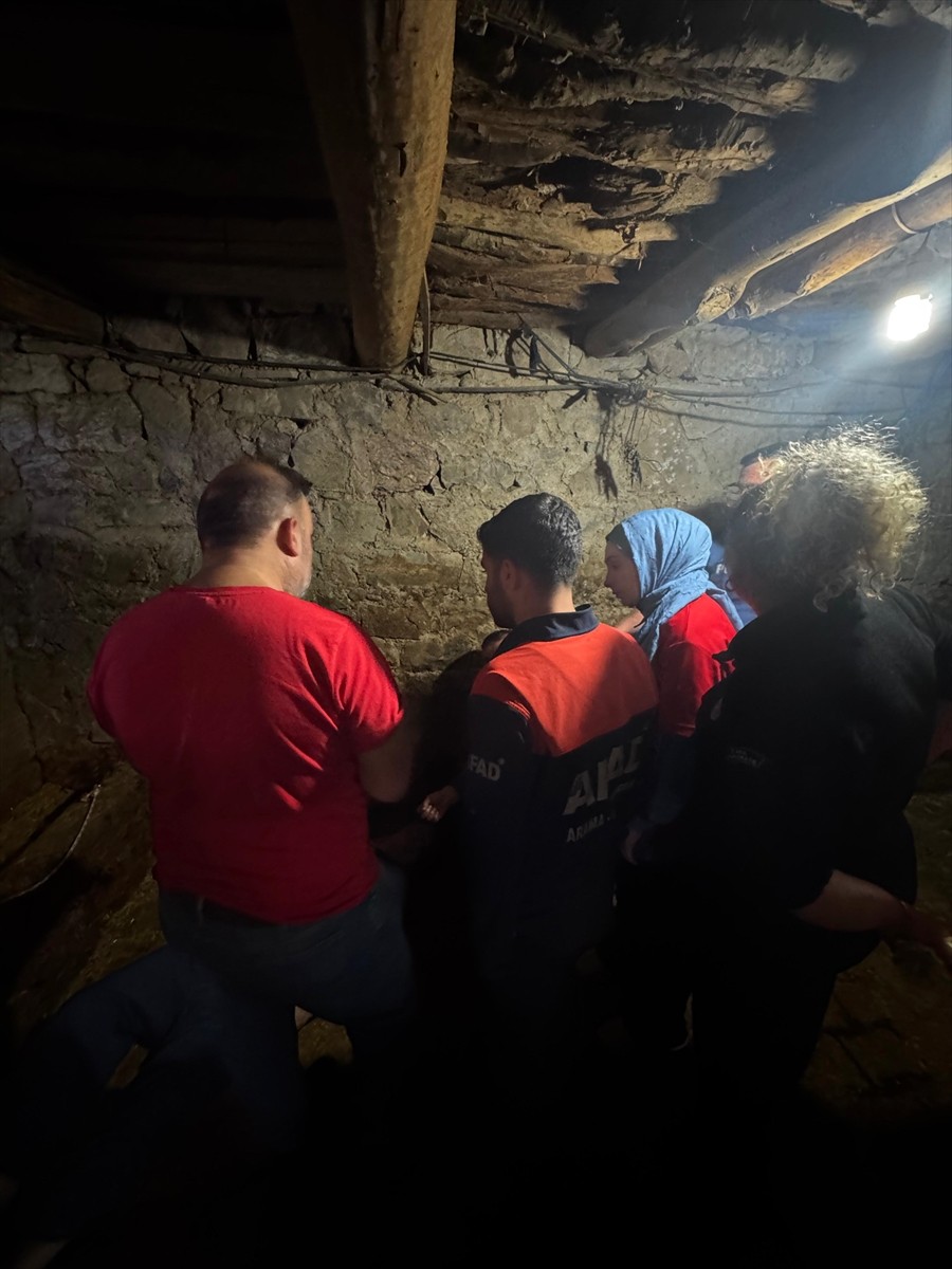 Siirt'in Baykan ilçesinde bahçe sulamak için evden ayrılan kişi, ahırda ölü bulundu.