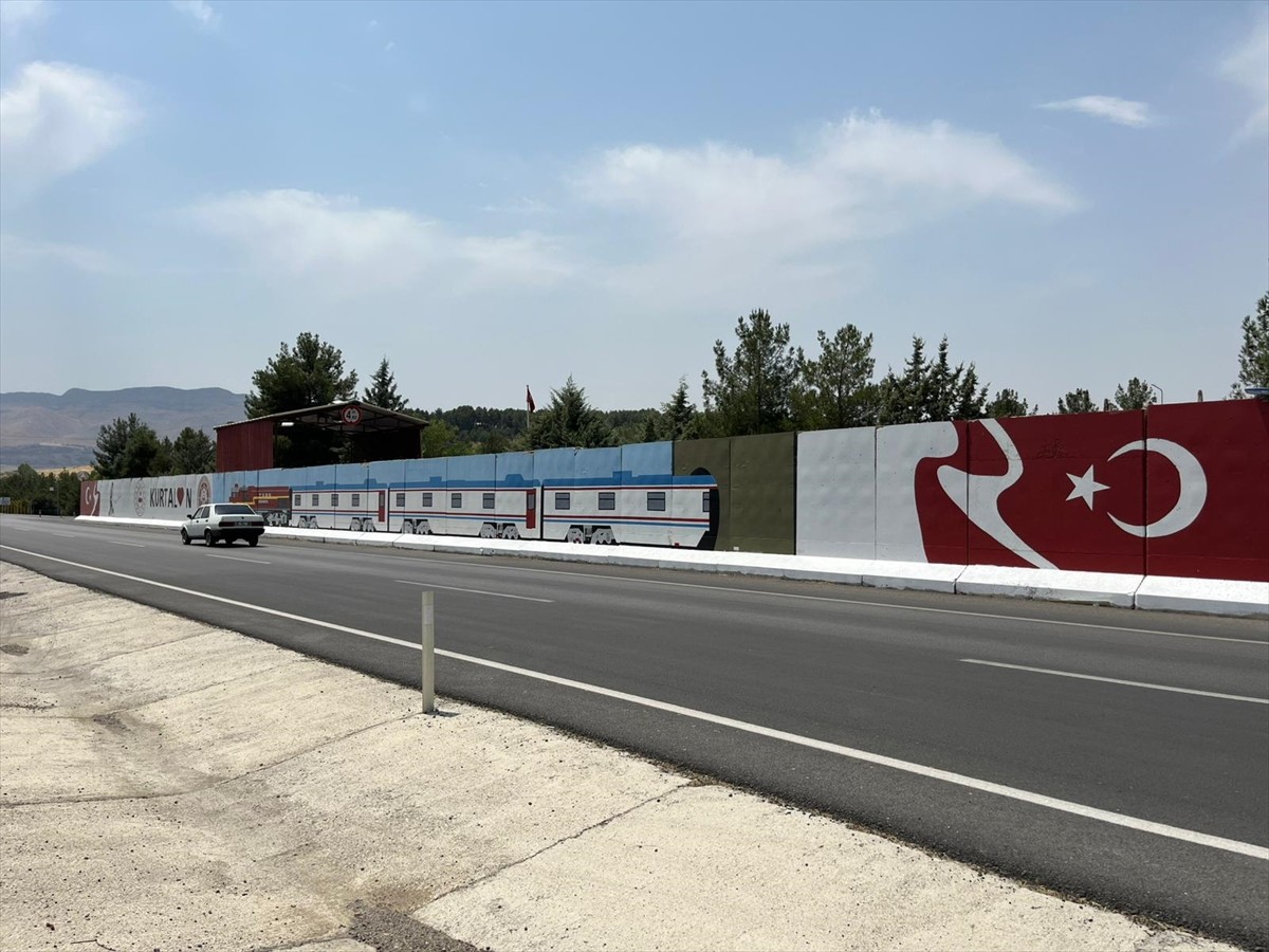 Siirt'in Kurtalan ilçesindeki jandarma güvenlik noktasına Kurtalan Ekspresi'nin resmi çizildi.
