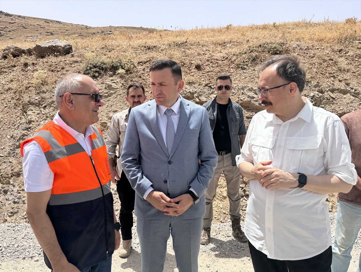 Siirt'in Pervari ilçesindeki Çemikari Yaylası'nın 32 kilometrelik yolunda yenileme çalışması...