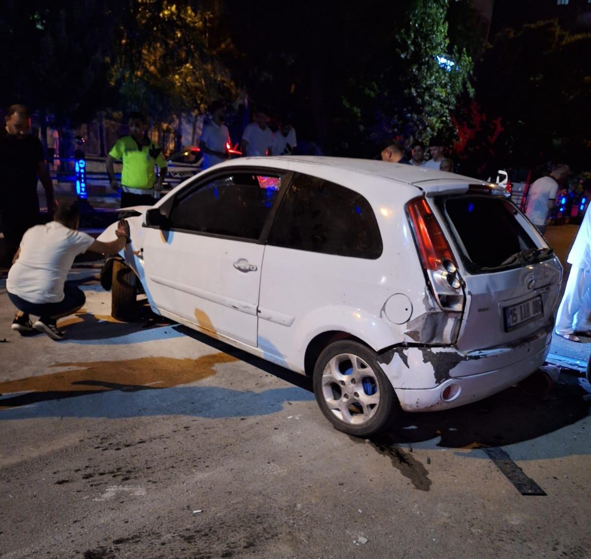 Siirt'te park halindeki cipe çarpan otomobildeki 5 kişi yaralandı.