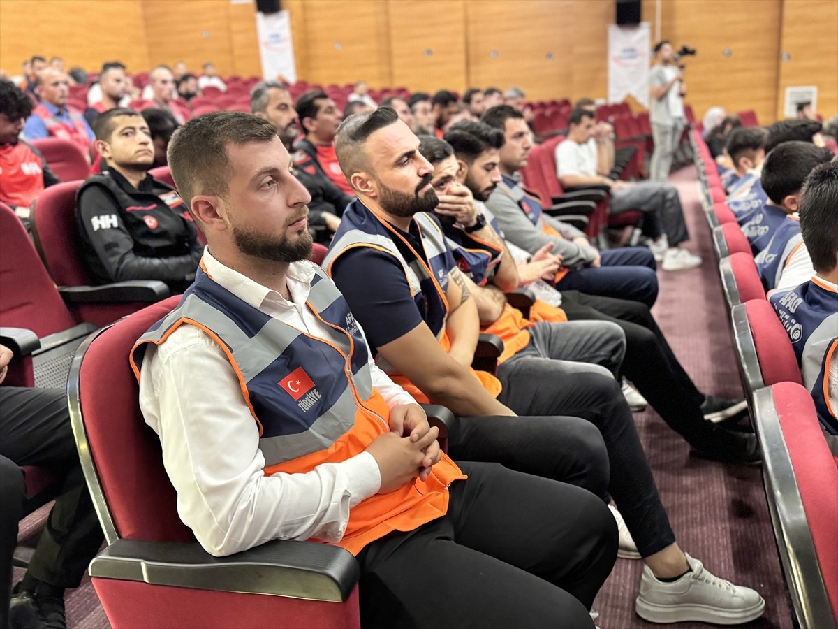 Siirt'te "AFAD Destek Gönüllüleri Kimlik Kartı Dağıtım Töreni" düzenlendi.