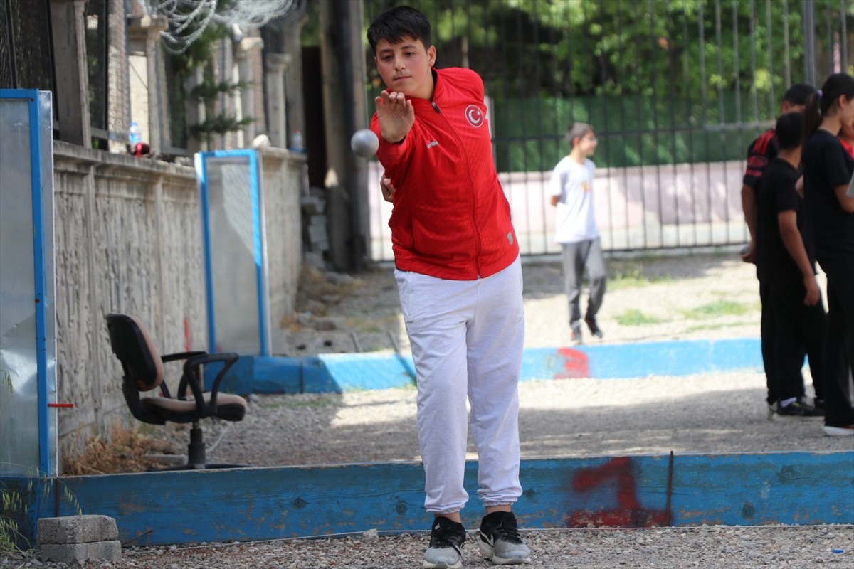 Siirt'te yaşayan 15 yaşındaki Erkan Özer, beden eğitimi öğretmeninin yönlendirmesiyle başladığı...