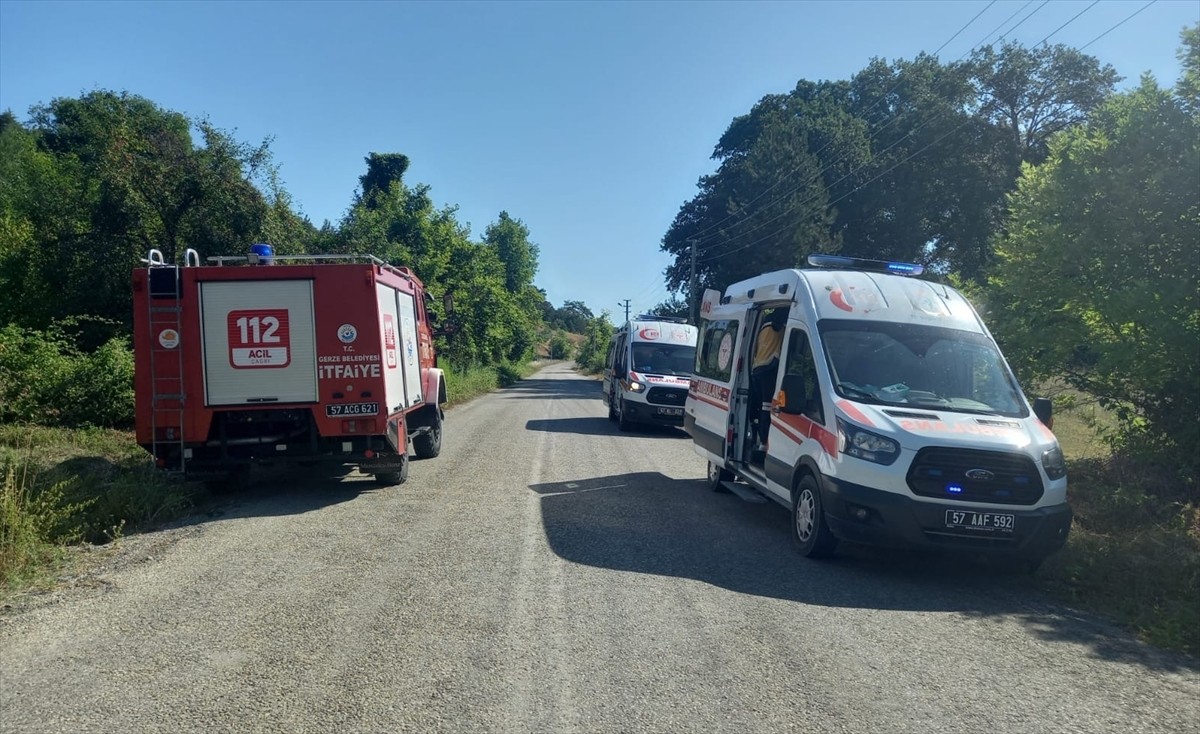 Sinop'un Gerze ilçesinde otomobilin ağaçlık alana devrilmesi sonucu 3 kişi yaralandı.