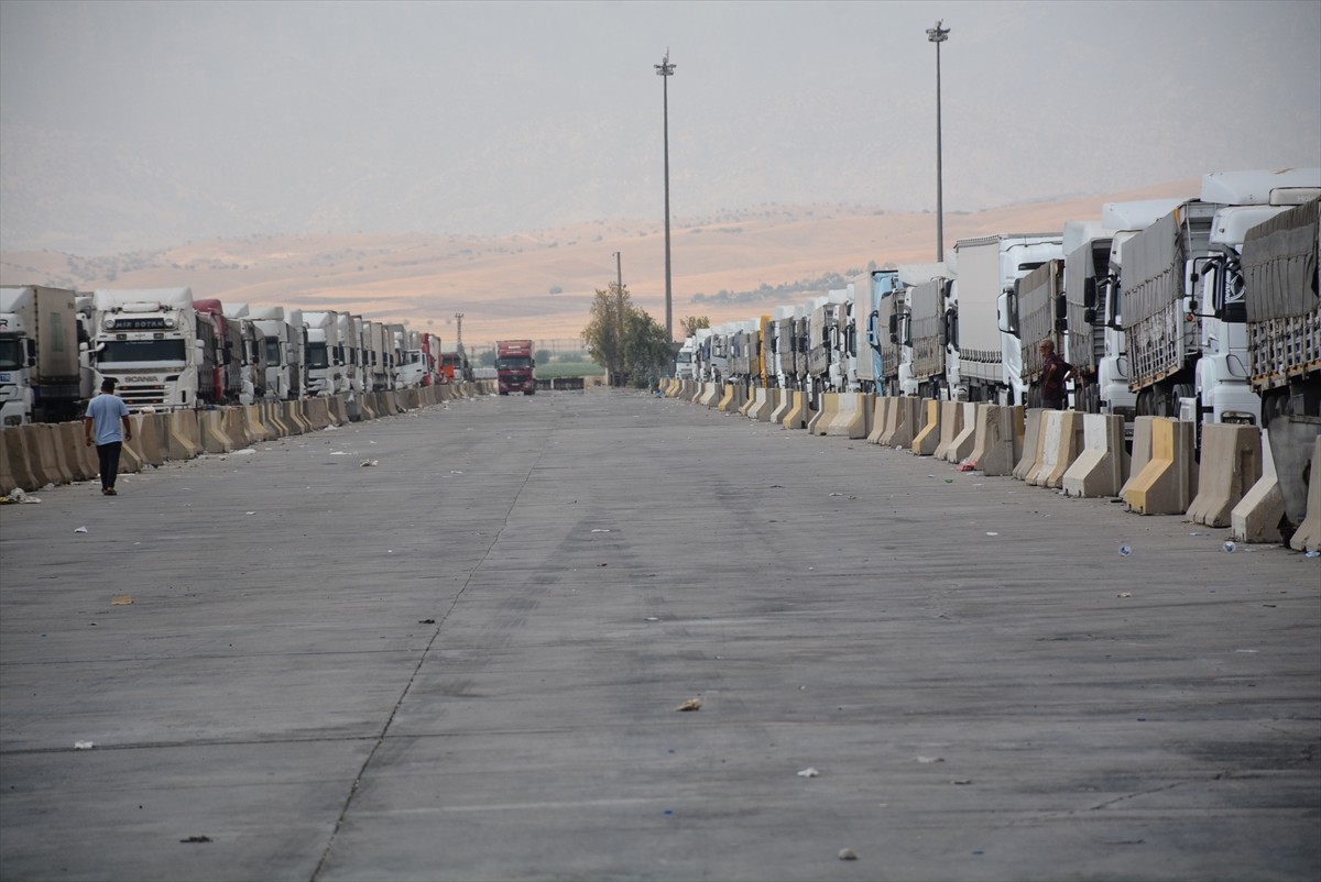 Şırnak'ın Silopi ilçesi yakınlarındaki Habur Sınır Kapısı üzerinden Irak'a yük taşıyan tır...