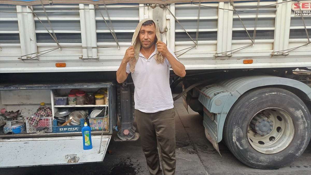 Şırnak'ın Silopi ilçesi yakınlarındaki Habur Sınır Kapısı üzerinden Irak'a yük taşıyan tır...