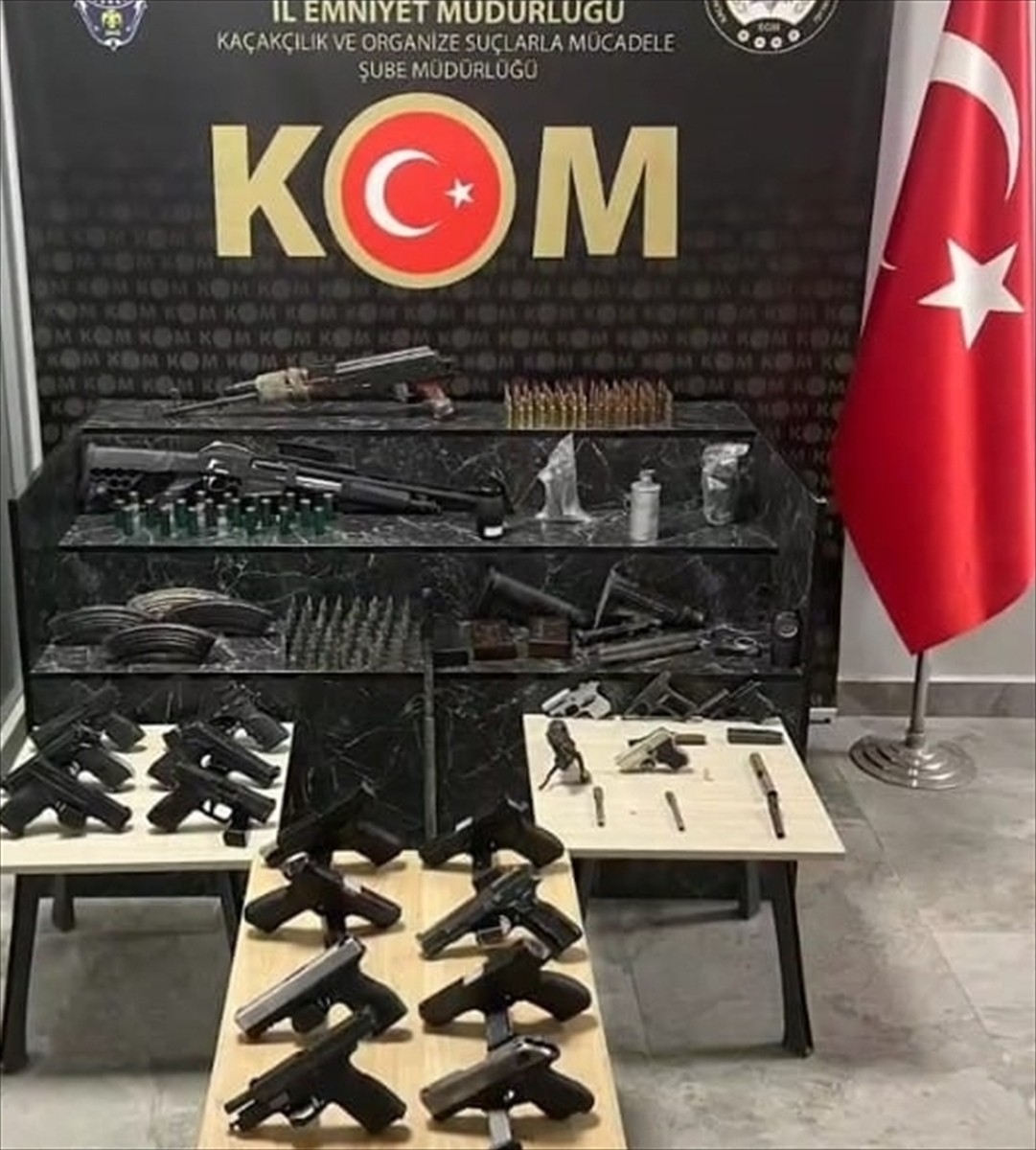 Şırnak'ta yapılan kaçakçılık operasyonunda gözaltına alınan 10 şüpheliden 6'sı tutuklandı....