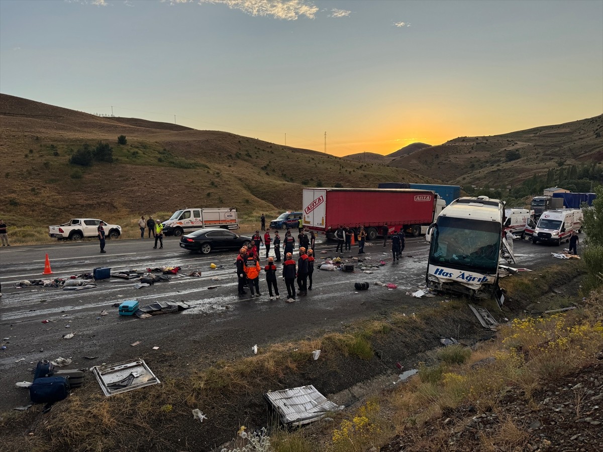 Sivas'ın İmranlı ilçesinde yolcu otobüsünün dağın yamacına çarpması sonucu 3 kişi öldü, 24 kişi...