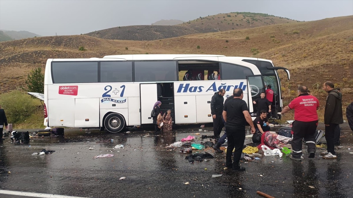 Sivas'ın İmranlı ilçesinde yolcu otobüsünün dağın yamacına çarpması sonucu ilk belirlemelere göre...