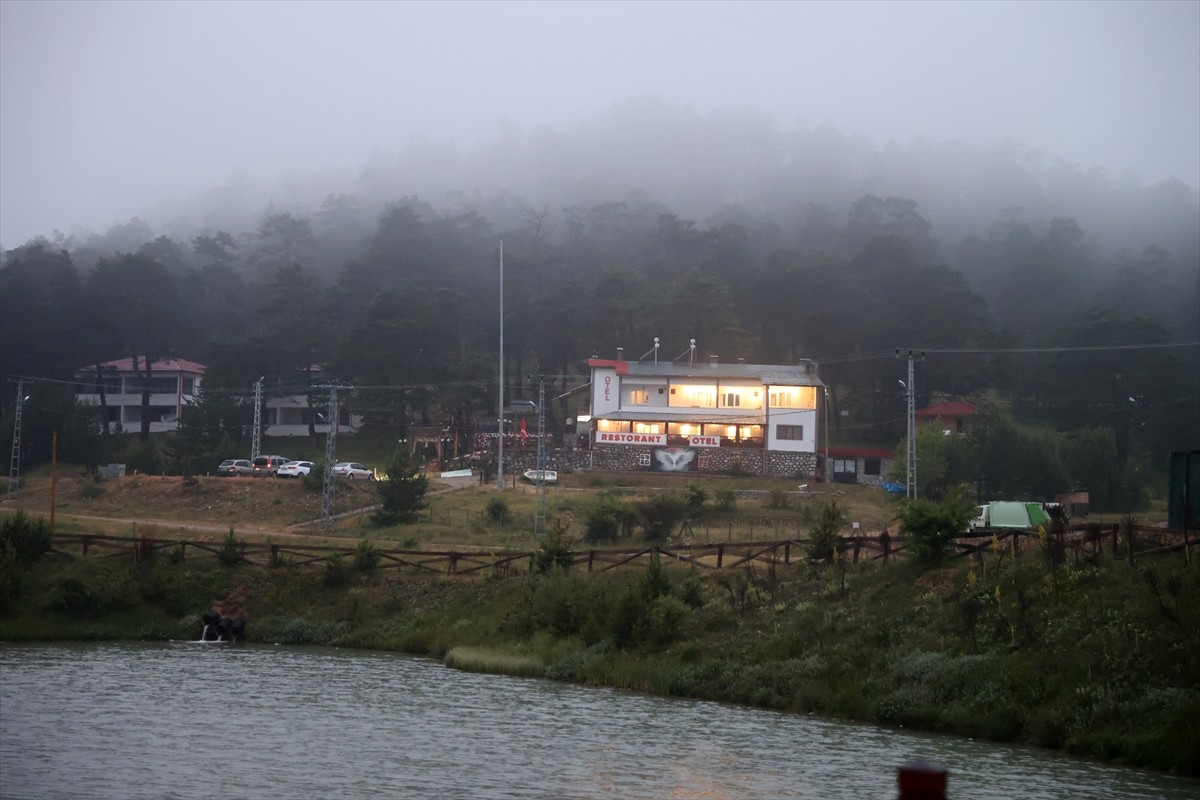 Sivas'ın Koyulhisar ilçesindeki Eğriçimen Yaylası'nda soğuk hava etkisini sürdürüyor.