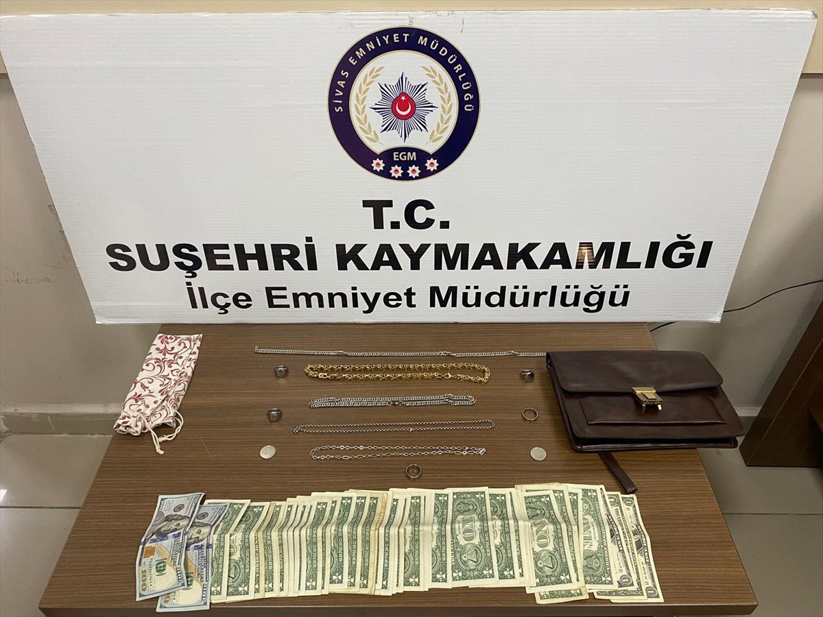 Sivas'ın Suşehri ilçesinde bir kuyumcudan altın çalarak Gürcistan'a kaçmak isteyen yabancı uyruklu...