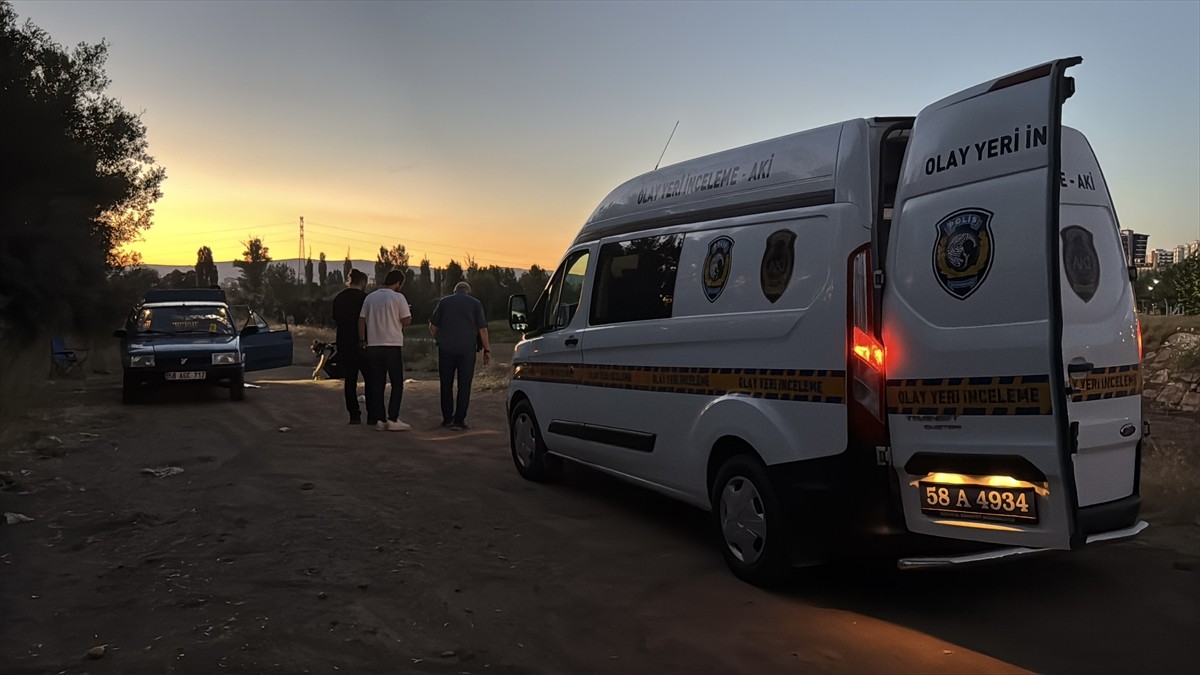  Sivas'ta çıkan silahlı kavgada biri ağır iki kişi yaralandı. Polis ekipleri olay yerinde çalışma...