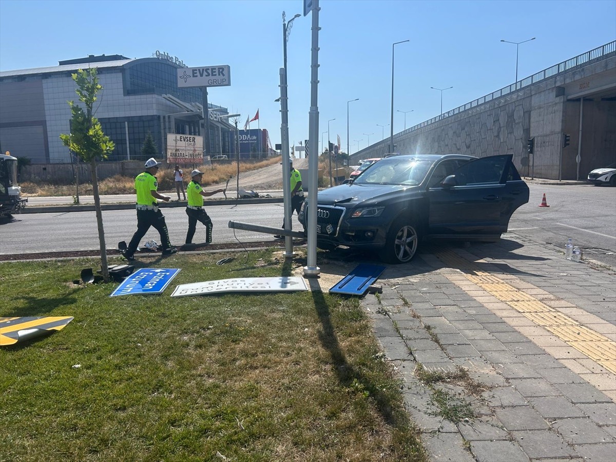 Sivas'ta cip ile otomobilin çarpışması sonucu 4 kişi yaralandı. Kaza yerine polis ekipleri sevk...