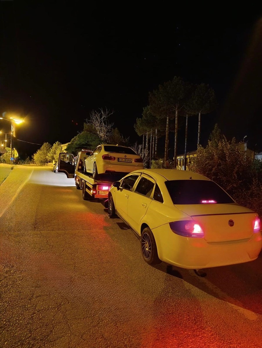 Sivas'ta İl Jandarma Komutanlığı Jandarma Suç Araştırma Timi (JASAT) ekiplerince altın ve döviz...