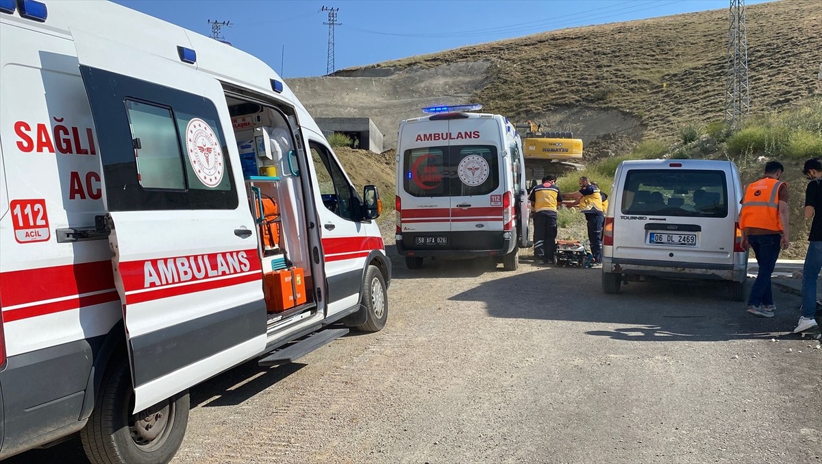 Sivas'ta su gider borusu döşenirken göçük altında kalan 2 işçi, İl Afet ve Acil Durum Müdürlüğü...