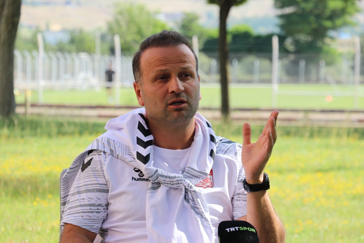 Sivasspor Teknik Direktörü Osman Zeki Korkmaz, kulüp tesislerinde basın mensuplarıyla bir araya...