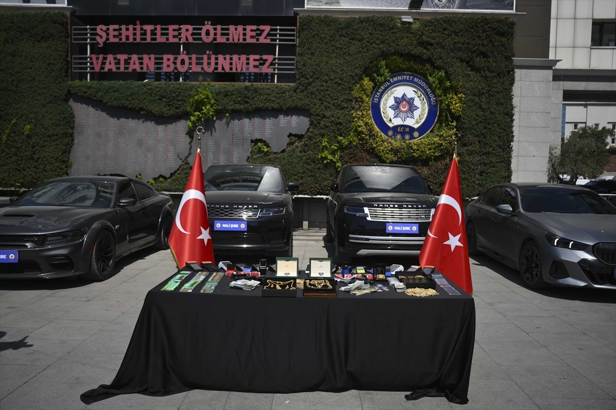 Suç örgütü kurarak yasa dışı yollarla elde edilen gelirlerin aklandığı ve yüksek hacimli şüpheli...