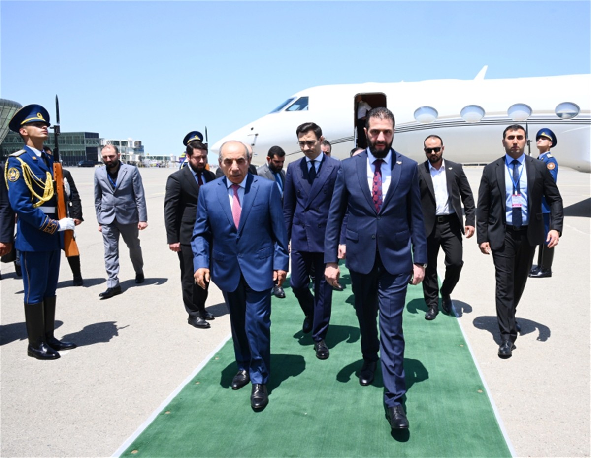 Suriye Cumhurbaşkanı Ahmed Şara (solda), çalışma ziyareti kapsamında Azerbaycan'a geldi. Şara'yı...