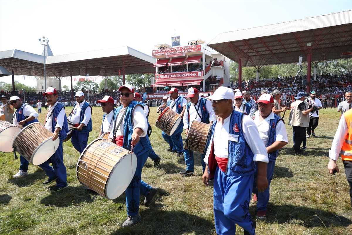 Tarihi Kırkpınar Yağlı Güreşleri'nde gelecek yılın güreş ağalığı ihalesini yapıldı. Ağalık...