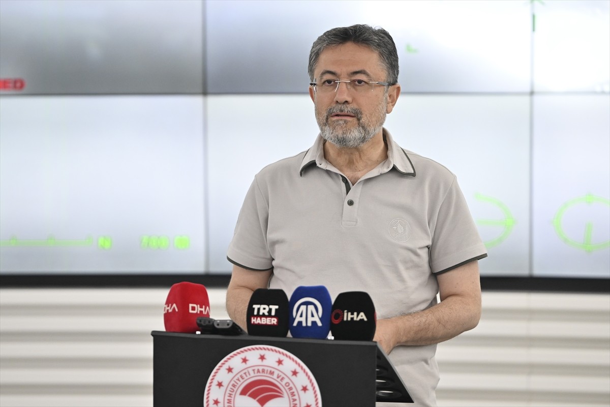 Tarım ve Orman Bakanı İbrahim Yumaklı, Ankara’daki Yangın Yönetim Merkezi’nde yurdun farklı...