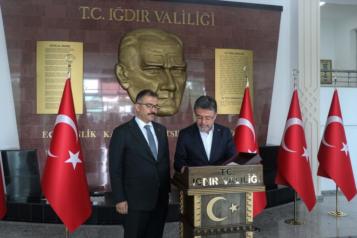 Tarım ve Orman Bakanı İbrahim Yumaklı, Iğdır Valiliğine ziyarette bulundu, Valilik Şeref...
