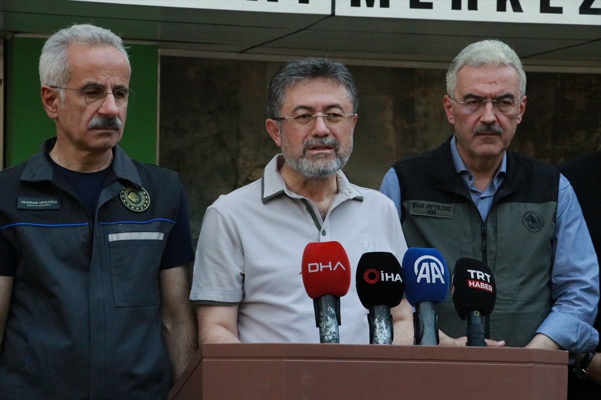 Tarım ve Orman Bakanı İbrahim Yumaklı (ortada), Ulaştırma ve Altyapı Bakanı Abdulkadir Uraloğlu...