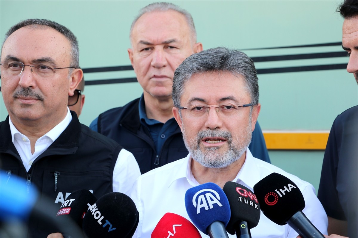 Tarım ve Orman Bakanı İbrahim Yumaklı, Tekirdağ'ın Şarköy ilçesindeki orman yangınına ilişkin...