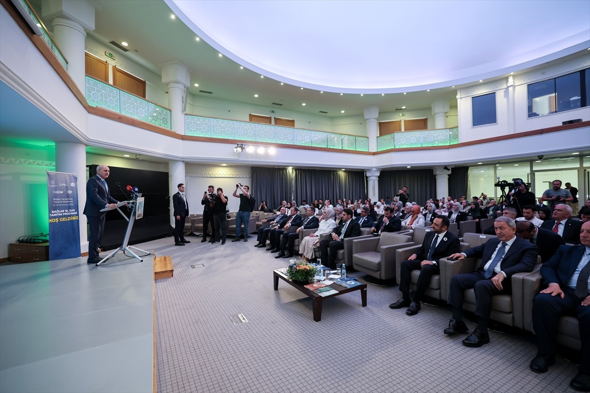 TBMM Başkanı Numan Kurtulmuş (ortada), resmi ziyaret kapsamında bulunduğu Bosna Hersek'in başkenti...