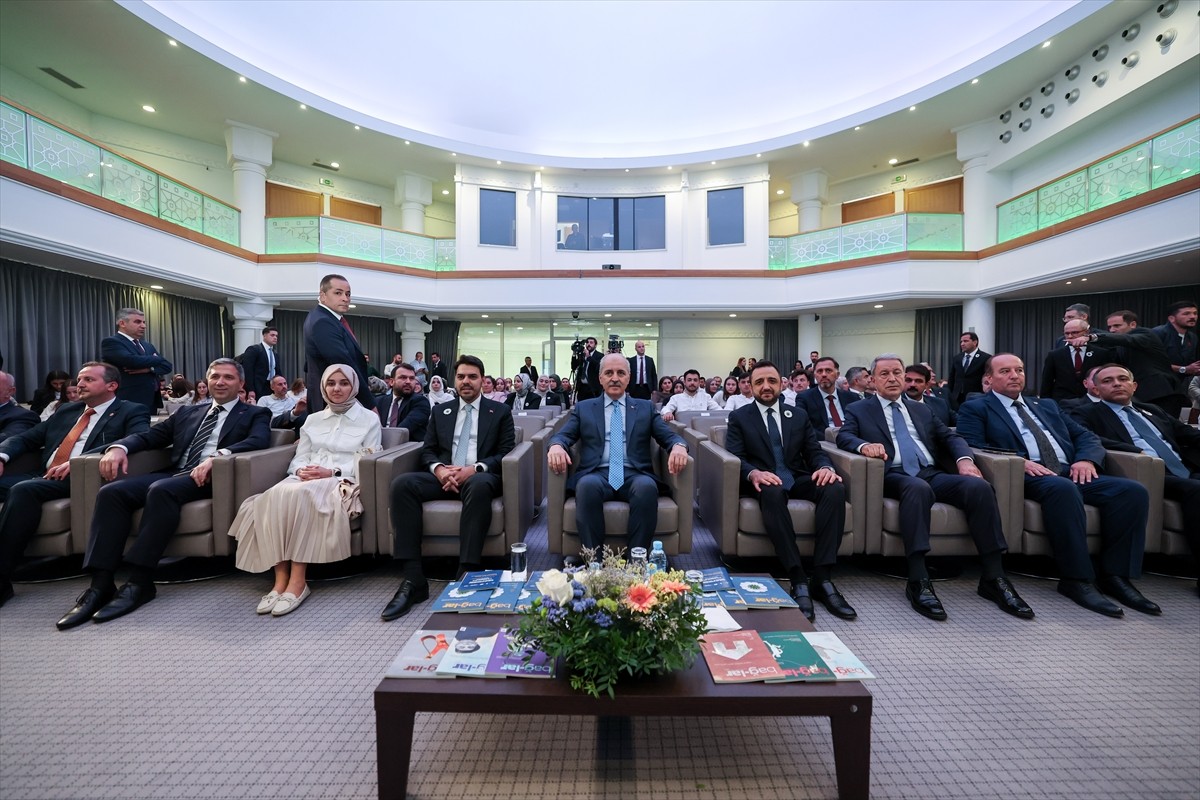 TBMM Başkanı Numan Kurtulmuş (ortada), resmi ziyaret kapsamında bulunduğu Bosna Hersek'in başkenti...