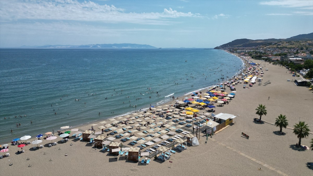 Tekirdağ'da etkili olan sıcak hava nedeniyle vatandaşlar sahillerde serinlemeye çalışıyor.