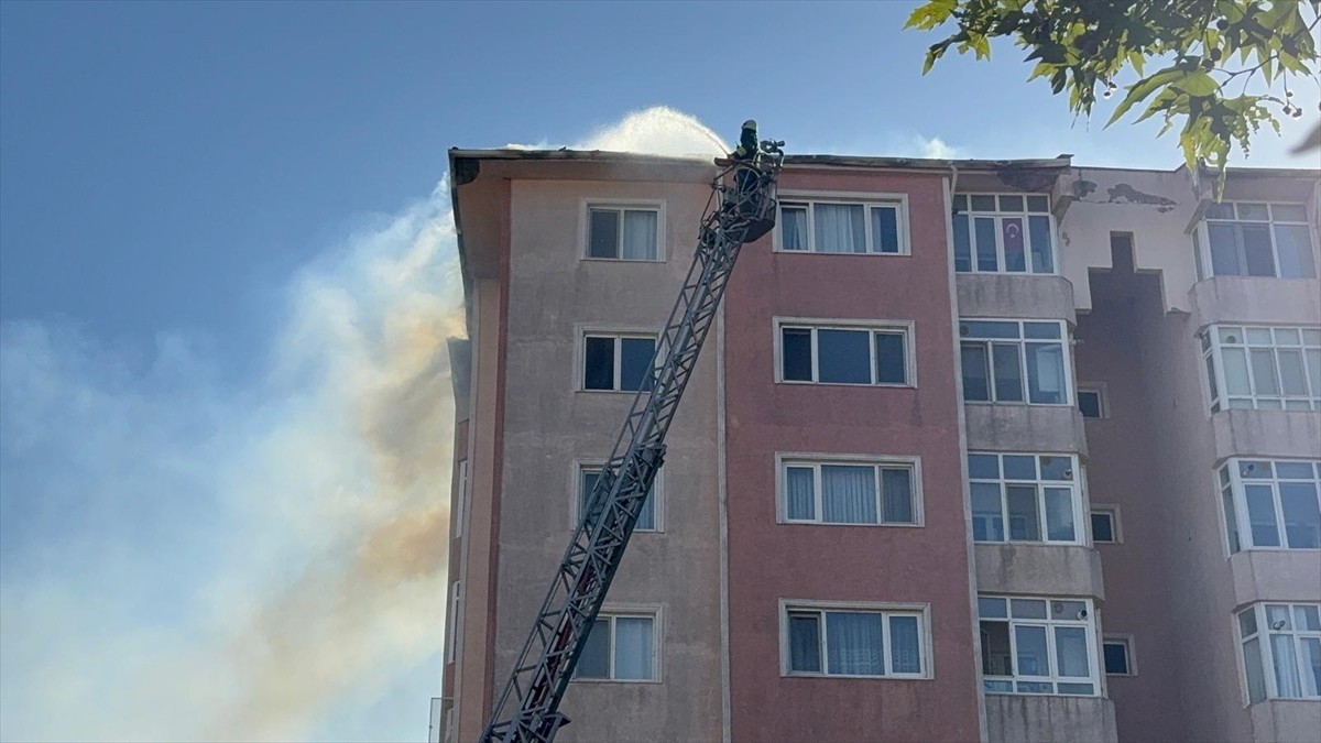Tekirdağ'ın Çorlu ilçesinde 9 katlı binanın çatısında çıkan yangın söndürüldü.