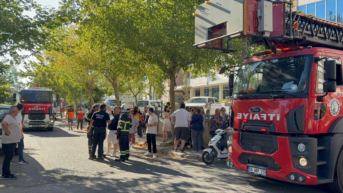Tekirdağ'ın Çorlu ilçesinde 9 katlı binanın çatısında çıkan yangın söndürüldü.