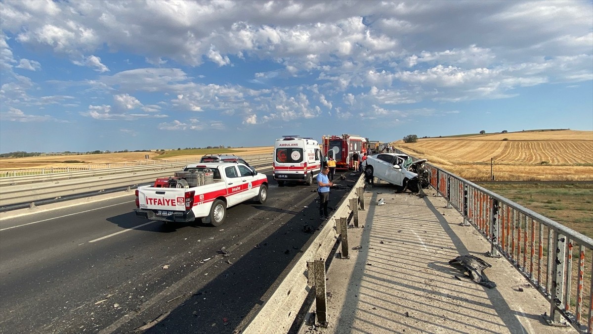 Tekirdağ'ın Ergene ilçesinde kamyona çarpan otomobilin sürücüsü yaşamını yitirdi.  Çevredekilerin...
