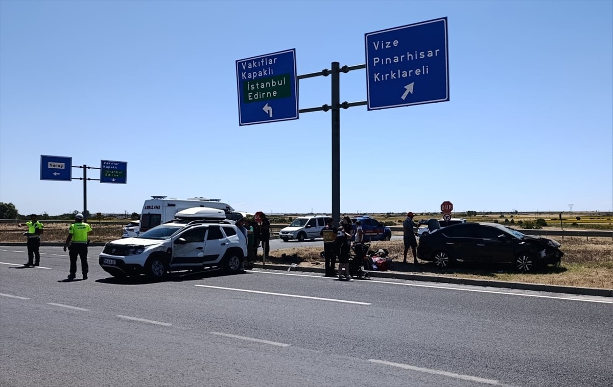 Tekirdağ'ın Saray ilçesinde iki otomobilin çarpışması sonucu 9 kişi yaralandı.