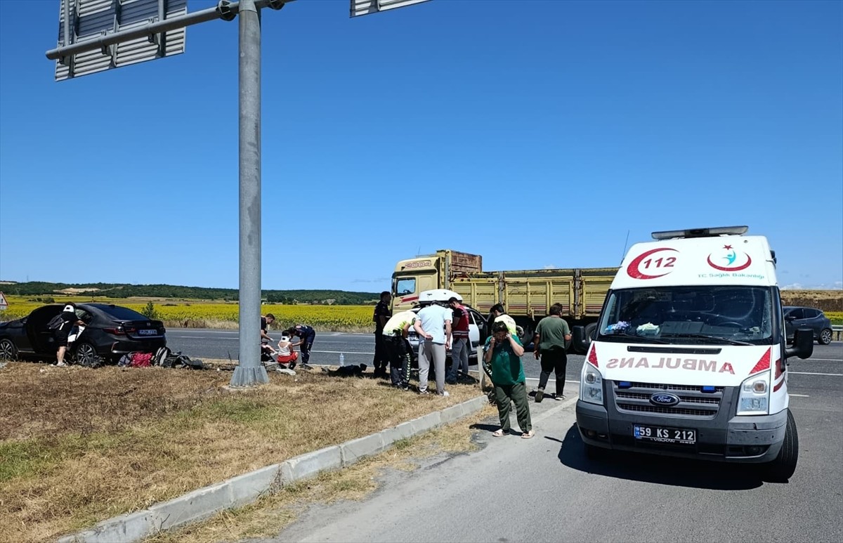 Tekirdağ'ın Saray ilçesinde iki otomobilin çarpışması sonucu 9 kişi yaralandı.