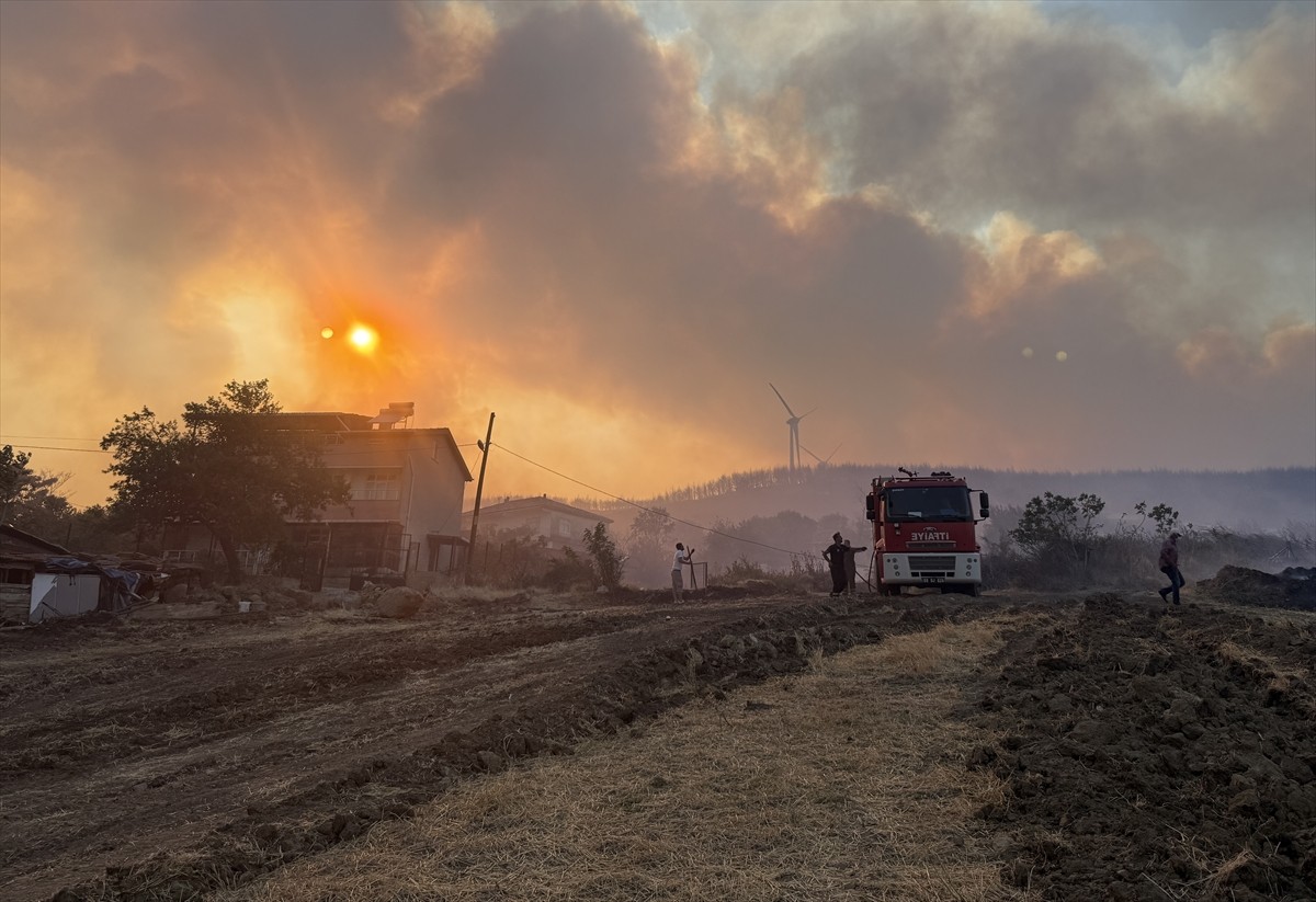 Tekirdağ'ın Şarköy ilçesinde tarım alanında başlayıp ormana sıçrayan yangına müdahale...