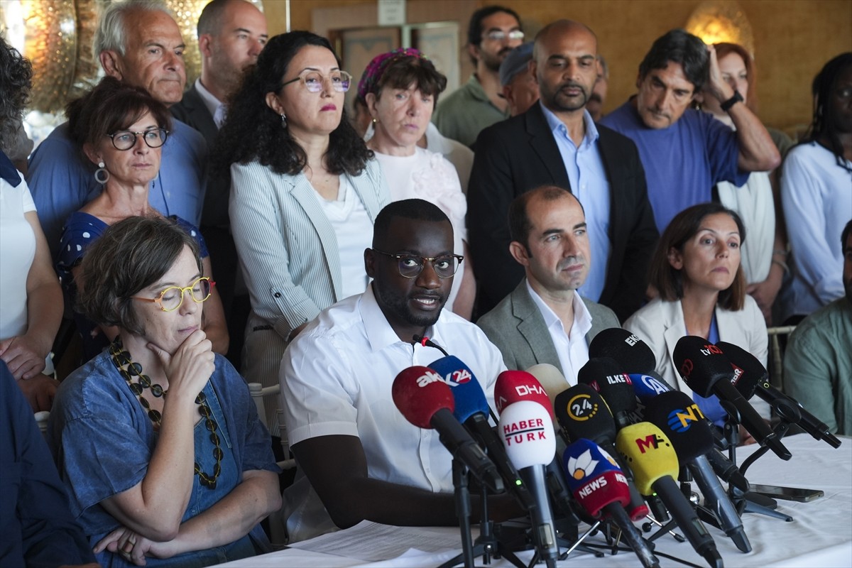 Terör örgütü elebaşı Abdullah Öcalan ile görüşmek üzere Türkiye'ye gelen 39 kişilik yabancı heyet...