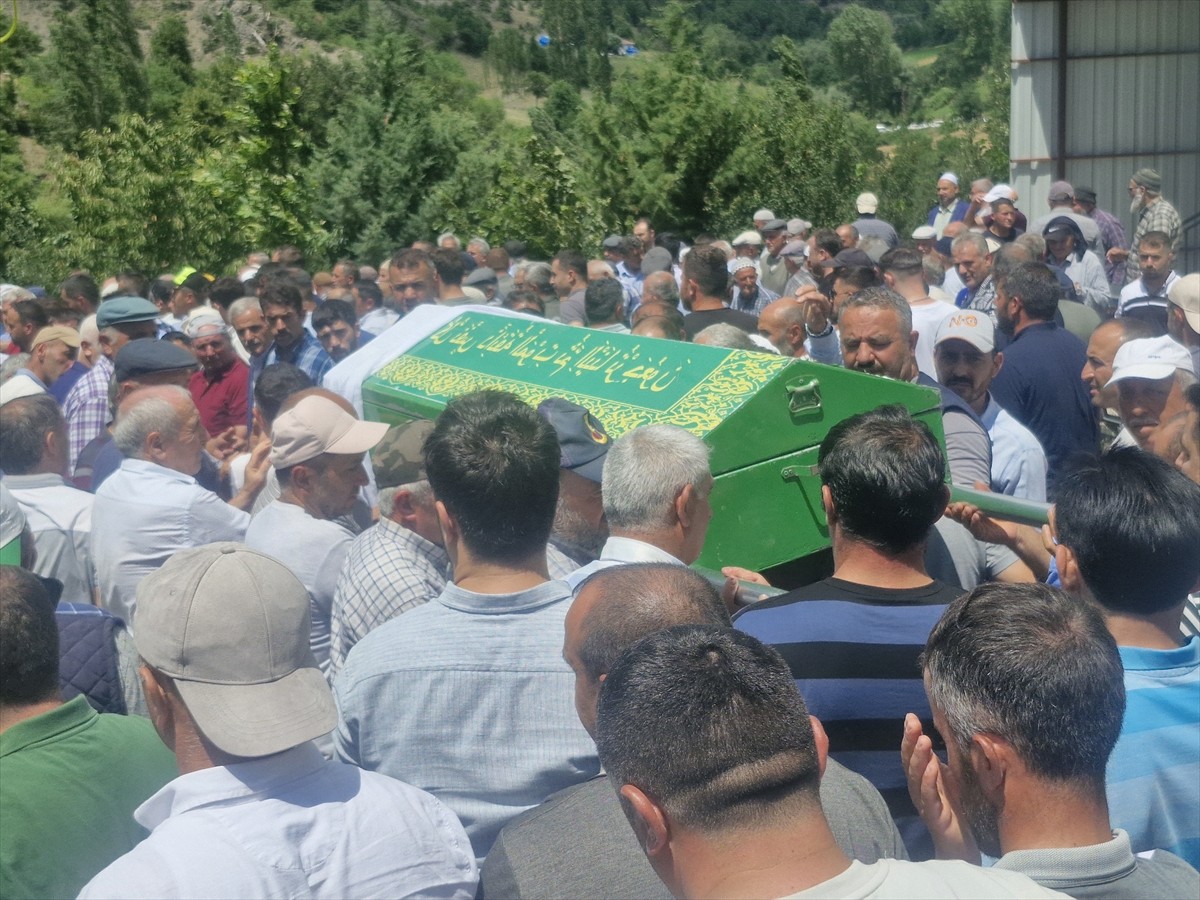 Tokat'ın Erbaa ilçesinde Kelkit Çayı'nda boğulan kuzenler Zafer ve Dilek Ateş'in cenazeleri...
