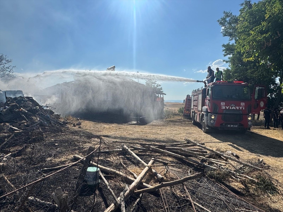 Tokat'ın Pazar ilçesinde çıkan yangında, 1 ev ile 2 ahır kullanılamaz hale geldi.