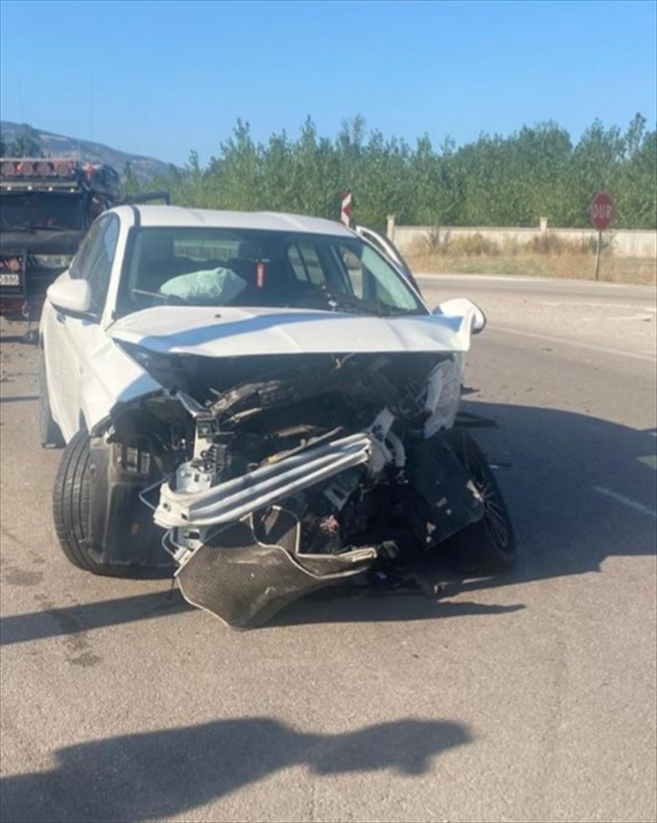 Tokat'ta iki otomobilin çarpışması sonucu 2'si çocuk 6 kişi yaralandı.