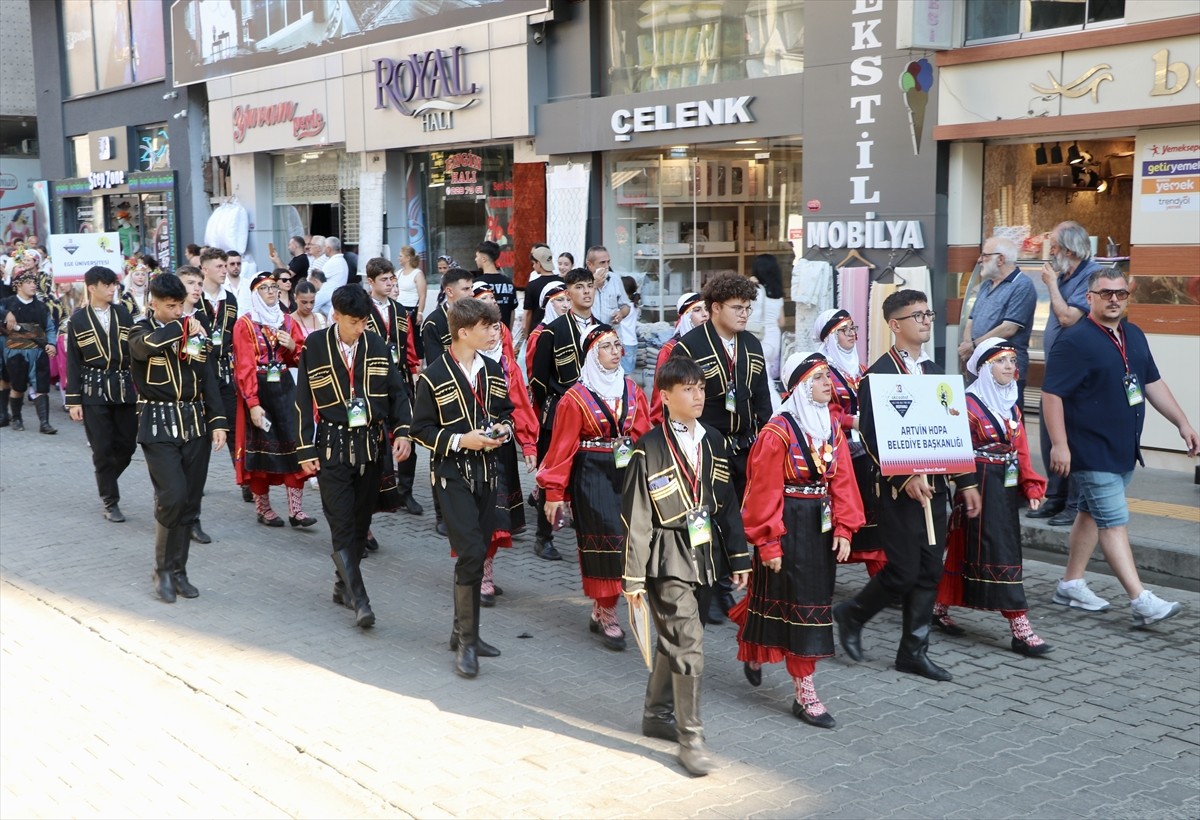 Trabzon'da, "33. Uluslararası Akçaabat Müzik ve Halk Oyunları Festivali" kortej yürüyüşüyle...