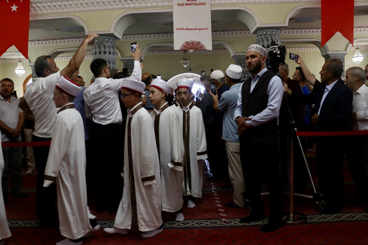 Trabzon'un Arsin ilçesindeki Hacı Hasan Efendioğlu Kur'an Kursunda eğitimlerini tamamlayan 87...