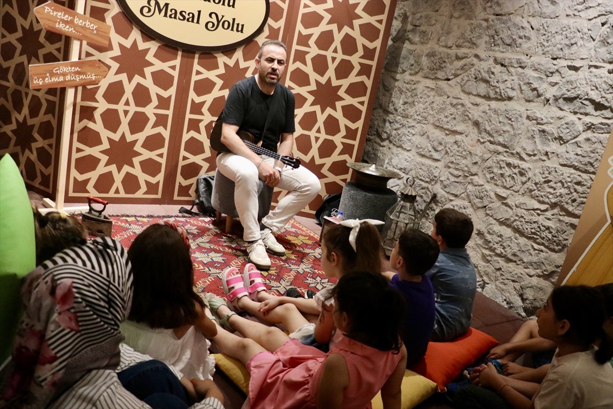 Trabzon Kültür Yolu Festivali kapsamında "Anadolu Masal Yolu" etkinliğinde çocuklara masallar...
