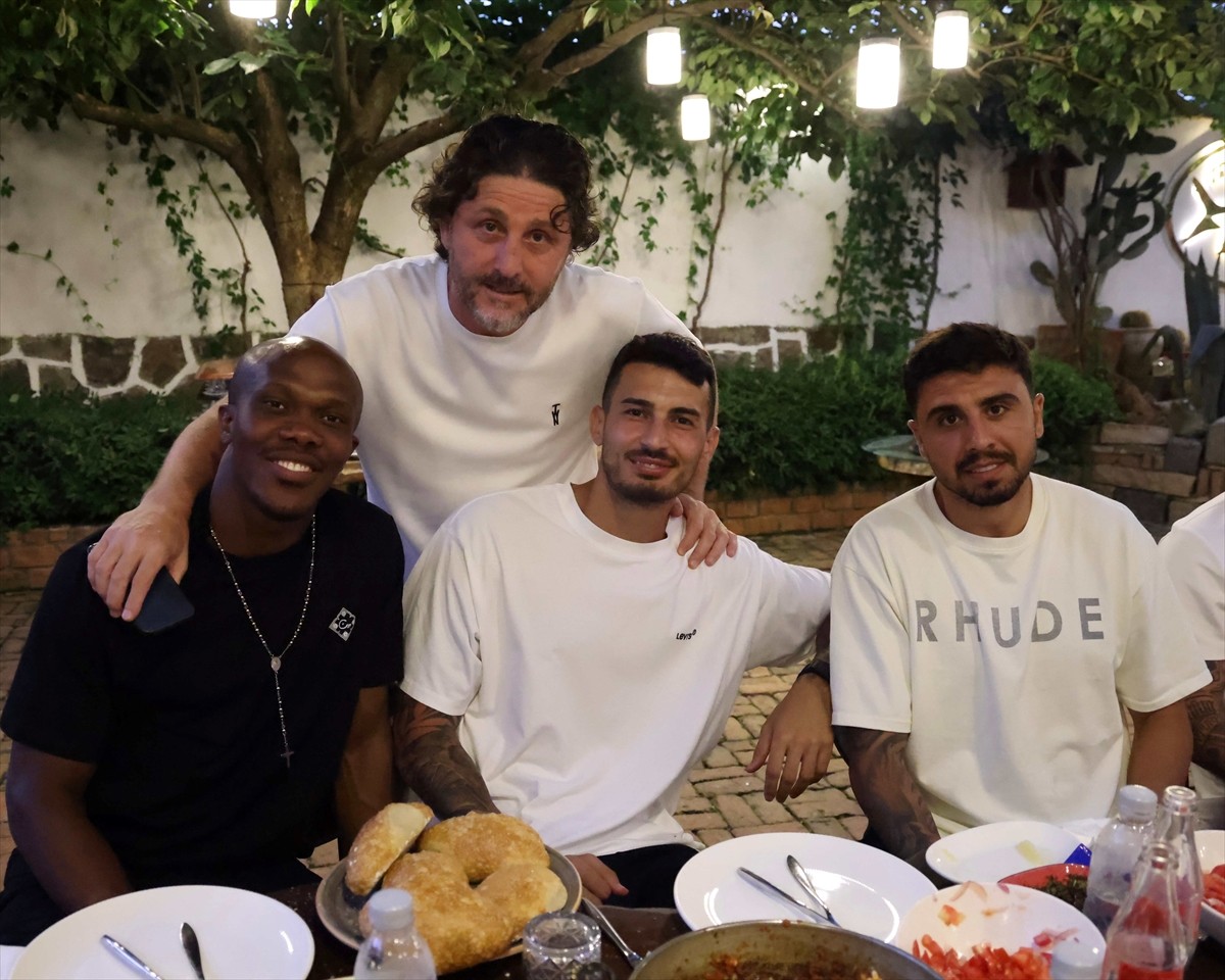 Trabzonspor'da yönetim, teknik heyet ve futbolcular, akşam yemeğinde buluştu.