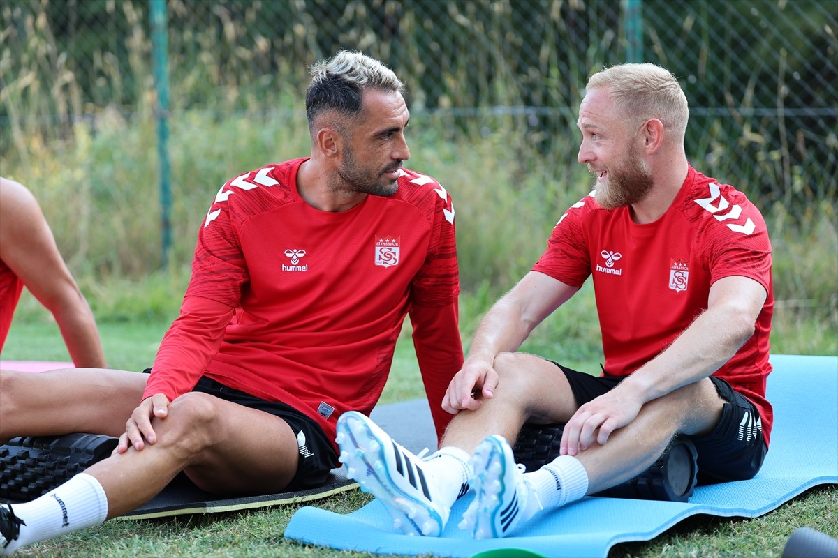Trendyol 1. Lig ekiplerinden Sivasspor'un Bolu kampı başladı. Antrenmana Simic (sağda) de...