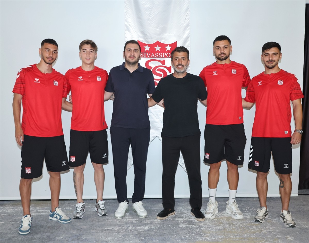 Trendyol 1. Lig ekiplerinden Sivasspor, 4 oyuncuyla anlaşma sağladı. Sivasspor, stoperler Çağlayan...