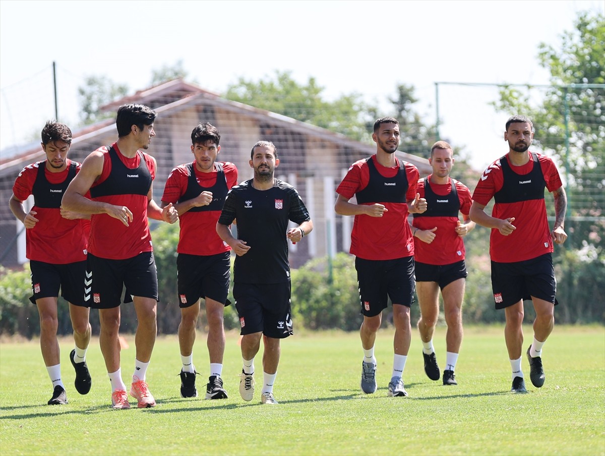 Trendyol 1. Lig ekiplerinden Sivasspor, Bolu'da kamp çalışmalarını sürdürdü.
