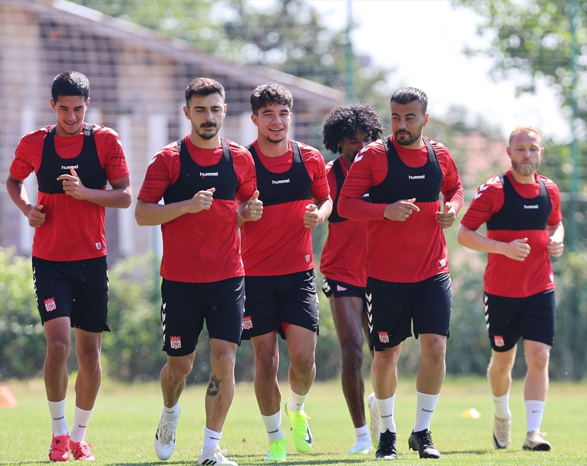 Trendyol 1. Lig ekiplerinden Sivasspor, Bolu'da kamp çalışmalarını sürdürdü.