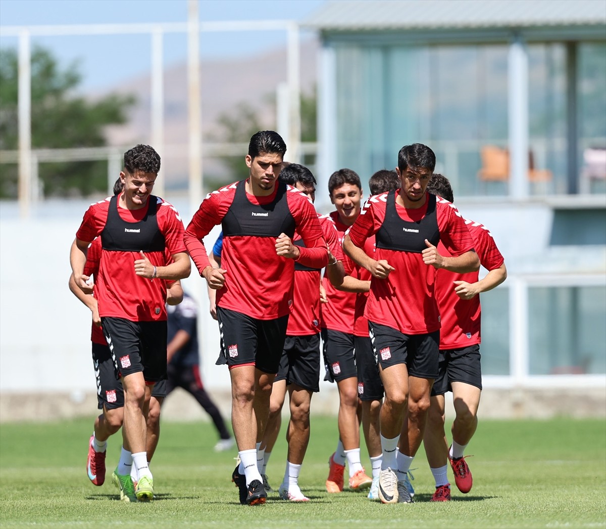 Trendyol 1. Lig ekiplerinden Sivasspor, yeni sezon hazırlıklarına devam etti. Kırmızı-beyazlı...