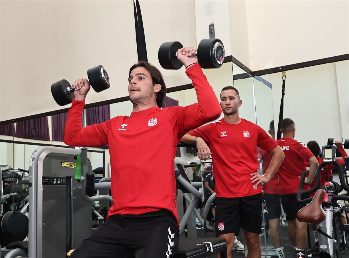 Trendyol 1. Lig ekiplerinden Sivasspor, yeni sezon hazırlıklarını sürdürdü. Kırmızı-beyazlı ekip...